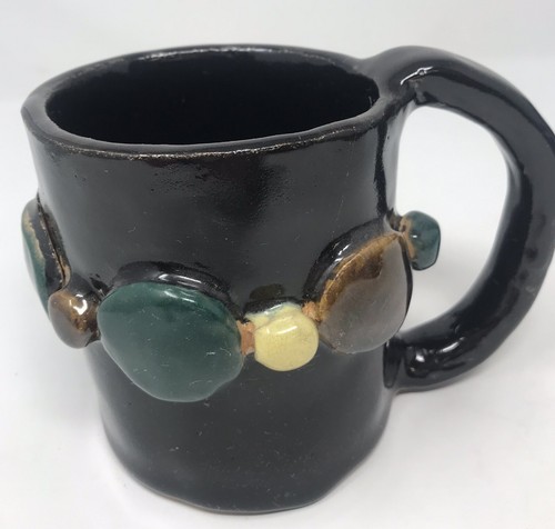 "Taza de café Student Art Pottery marrón oscuro detalles aplicados 4,25""x3,75""" - Imagen 2 de 7