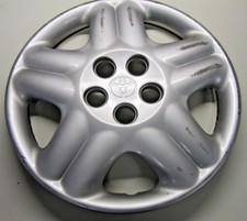 Toyota Avensis MK1 - Cache moyeu de roue arrière usine