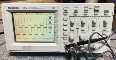 Tektronix TDS 220 2-Channel 100MHz/1GSa/s Digital Oscilloscope  and 2  probes