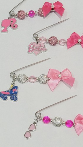 Juego de 4 broches Barbie silueta patín logotipo dijes hechos a mano prendedores de seguridad - Imagen 4 de 8