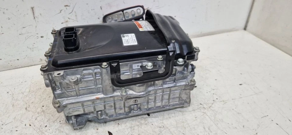 Convertidor inversor de energía de batería compatible con Toyota Yaris (P21, PA1, PH1) 1,5 Foto 2 de 4