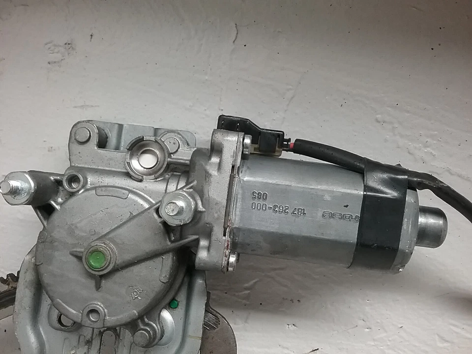 Motor regulador ventana delantera derecha Jaguar Vanden Plas 1998-2003 0 130 821 612 Foto 2 de 4