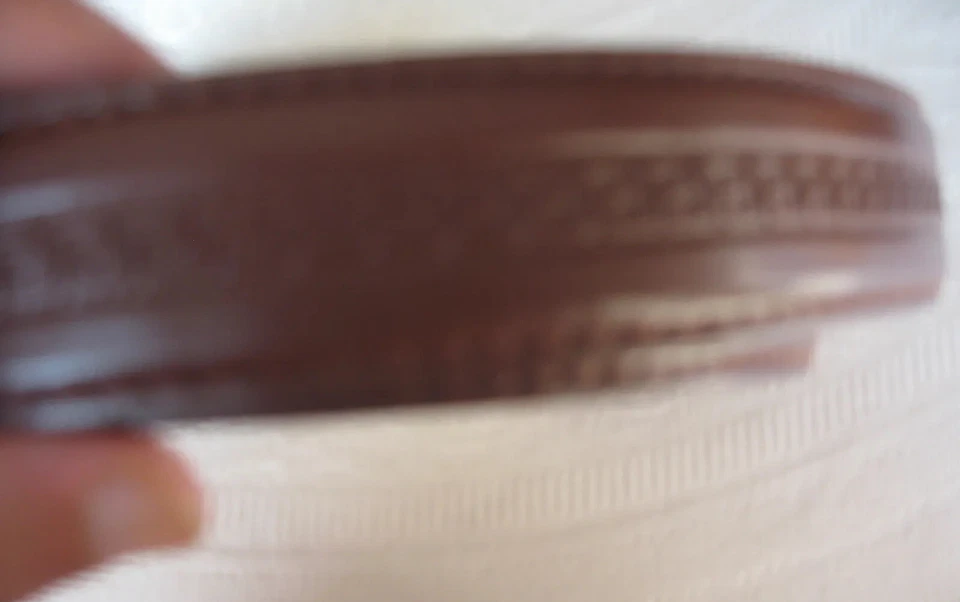CINTURÓN DE MODA HOMBRE POLIURETANO MARRÓN CON HEBILLA METÁLICA - ANCHO MEDIO 26mm - Imagen 4 de 4