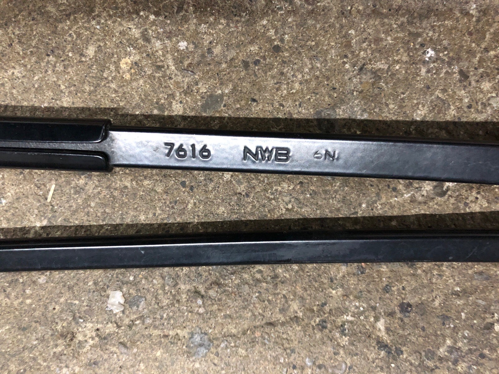 2008-2012 Maserati Granturismo LH & RH Side Windshield Wiper Arms Set OEM ST26