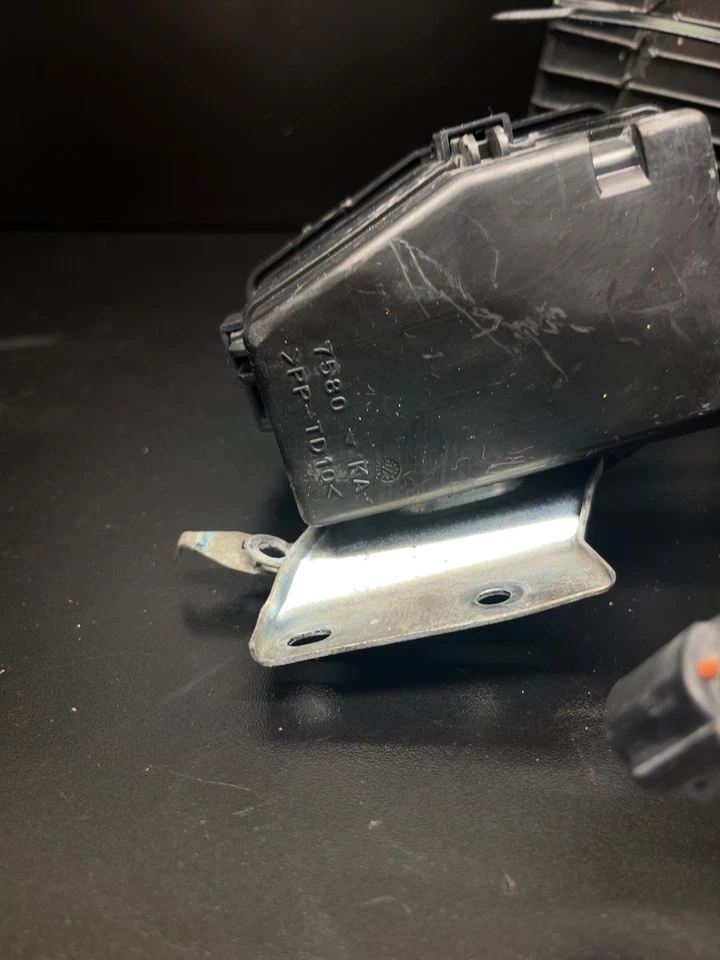 Caja de fusibles motor MITSUBISHI MIRAGE 20 Foto 3 de 4