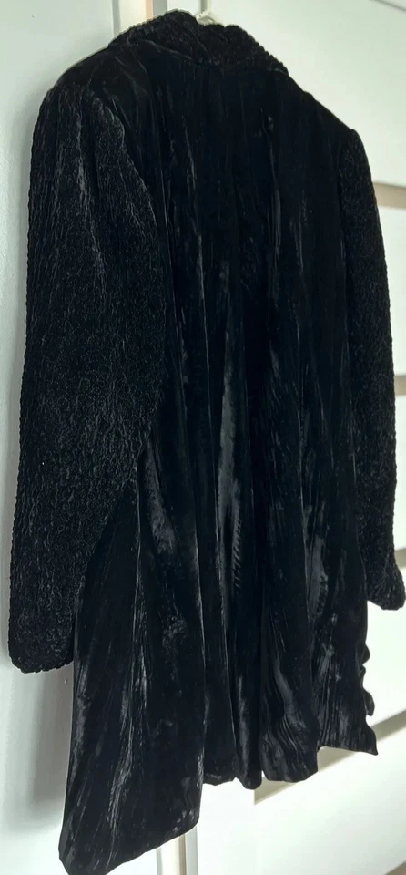 Chayes Vtg Black Velvet Swing Coat Jacket SZ S Faux Lamb Fur Long Sleeve Pockets - Image 3 of 4