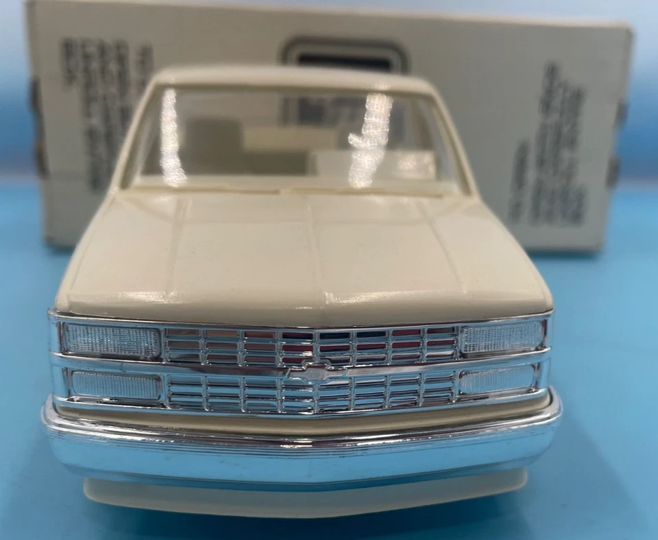 AMT-ERTL  1992 Silverado Sportside Summit White Model 6141 - Image 2 of 4