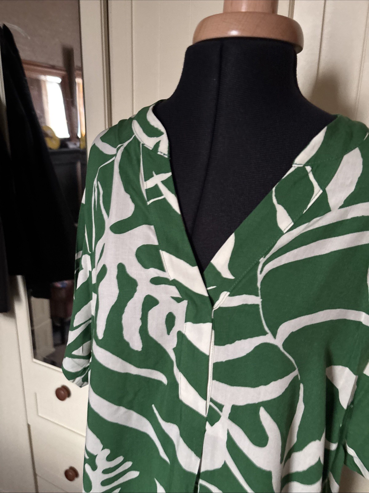 H&M Ladies Knee Length Tunic Dress Size M Green Mix Lightweight Short Sleeve thumbnail 2