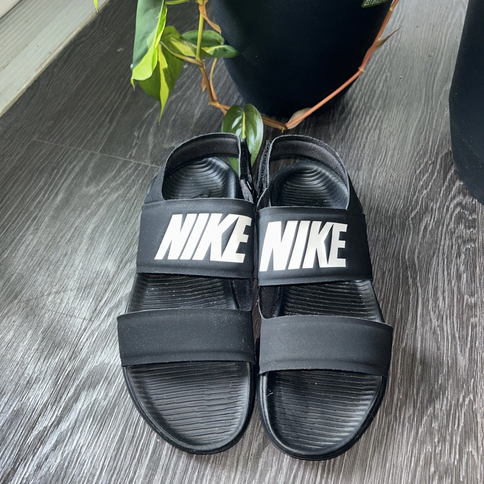 Nike Tanjun sandalo donna nero bianco nero taglia 8