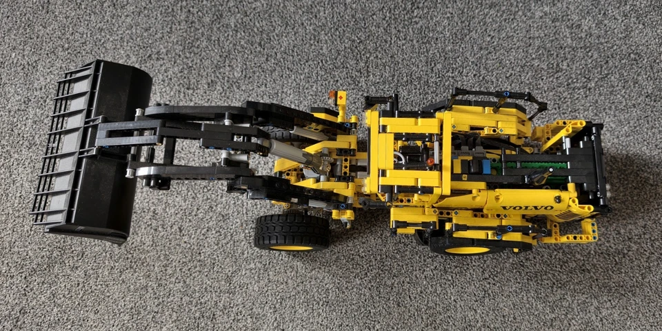 LEGO Technic 42030 Remote-Controlled Volvo L350F Wheel Loader, photo 3 of 5