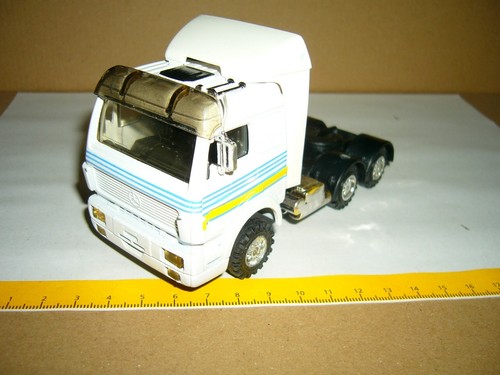 MAISTO Mercedes Benz Sattelzug-Maschine mit Motor