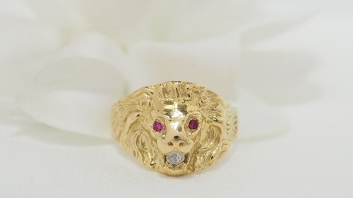 Luxury 18K Yellow Gold Lion Signet Ring - Ruby Eyes & Diamond Mane - Size 61