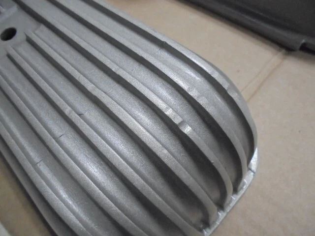 EXCELLENT BUICK RIVIERA NAILHEAD FINNED ALUMINUM VALVE COVERS GS w/BOLTS WIRE - Image 2 of 4