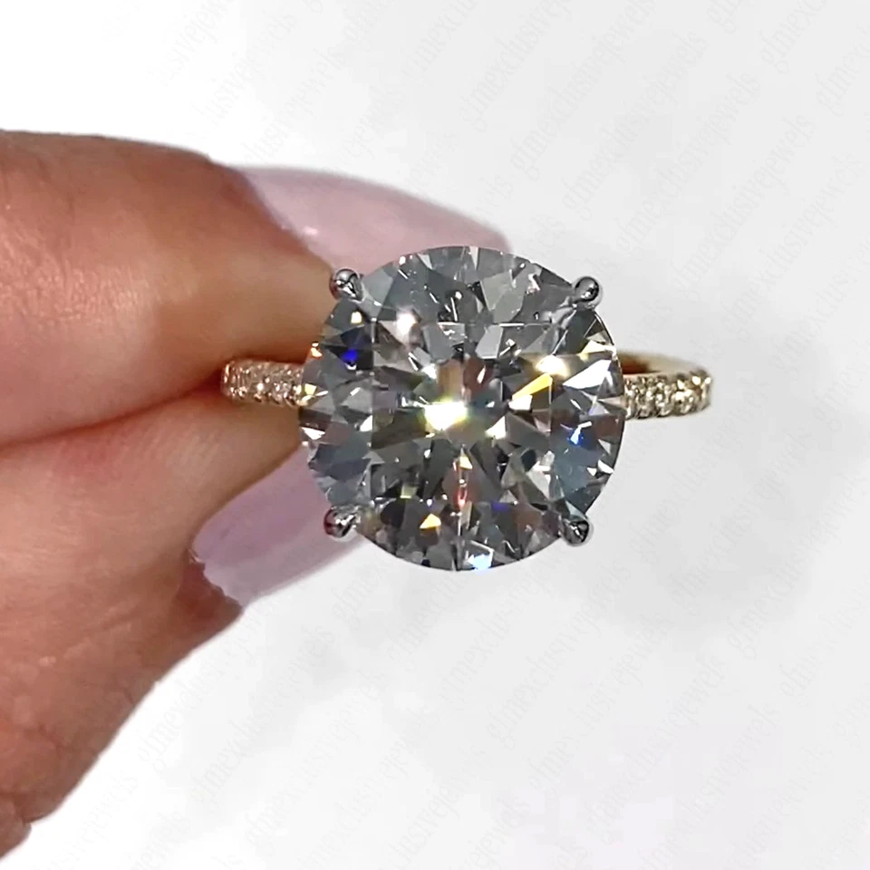 Anillo de compromiso envolvente redondo de moissanita de 4,75 quilates de oro sólido de dos tonos de 14 K Foto 3 de 4