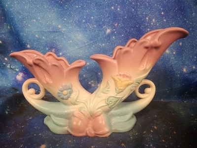 Beautiful 1940s Hull Art Pottery Bow Knot Double Cornucopia Vase B-13-13