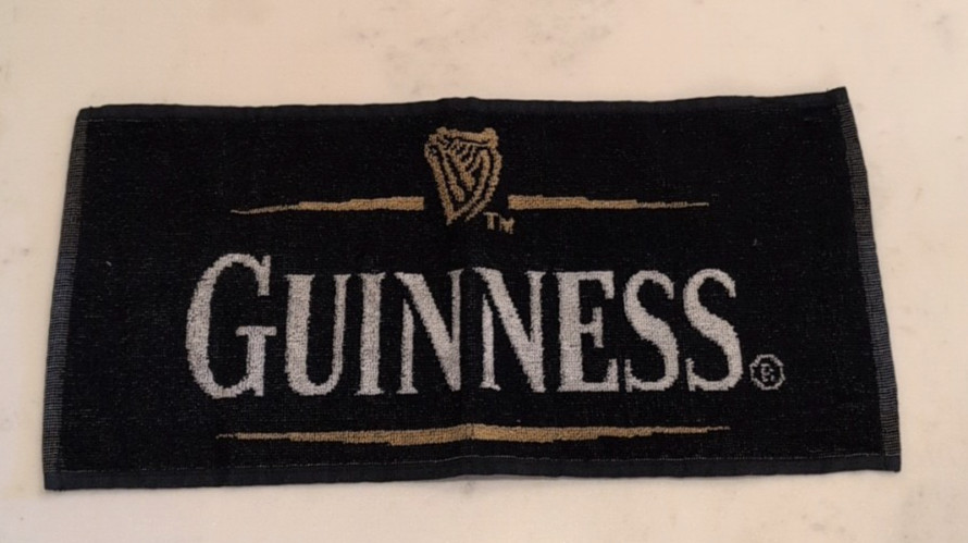 GUINNESS STOUT BEER BLACK GOLD ENGLISH PUB BARTENDER BAR TOW