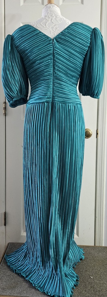 green emerald velvet dress Luxury Traditional George Wedding Dress