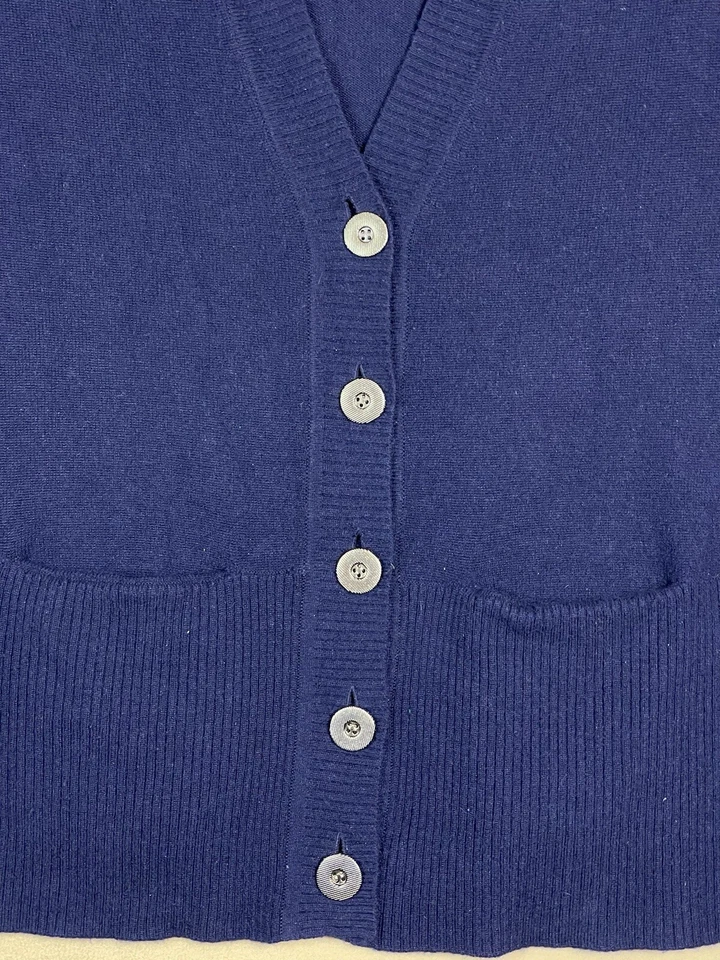 Suéter feminino Diane Von Furstenberg azul médio cashmere botão para cima manga 3/4 - Imagem 3 de 4