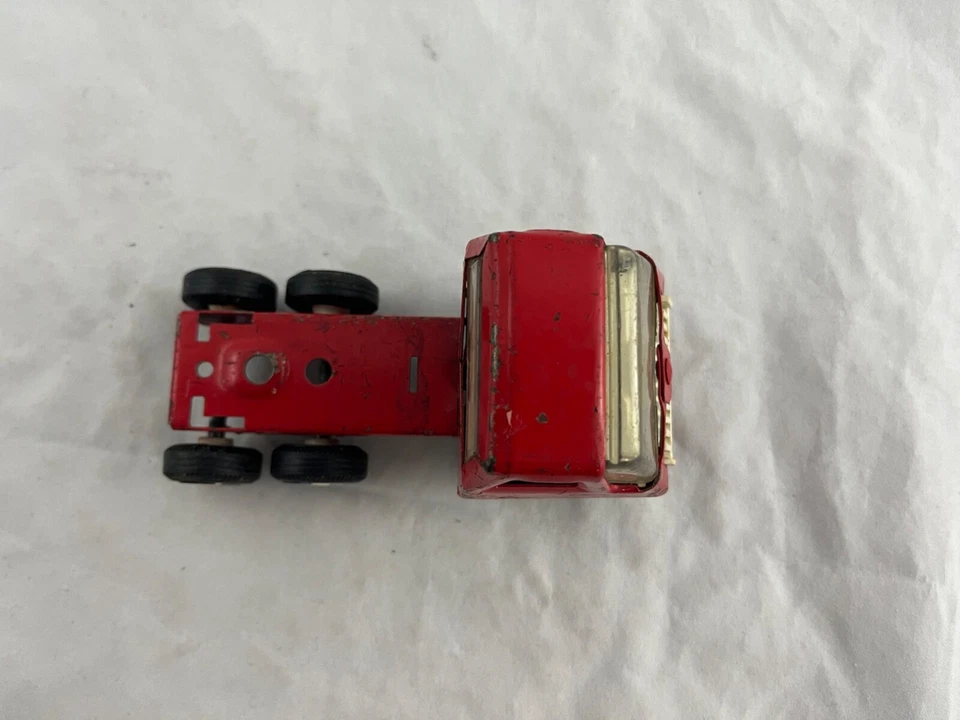 De colección - Tonka - Rojo Semi - Cabina de camión - Juguete de hojalata - 6 ruedas - 4 1/2" Foto 4 de 4