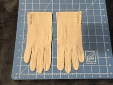  31 LADIES VINTAGE GLOVES LIGHT TAN WITH BUTTON SIDE CUFF