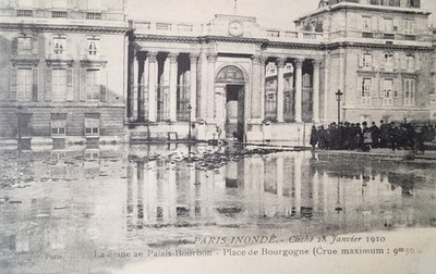 AK Paris Überschwemmungen 1910 Place De Bourgogne Palais Bourbon 19 Januar 9,5m
