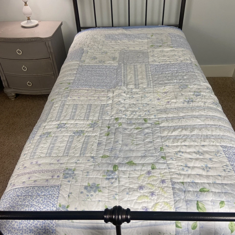 Edredón doble Pottery Barn Kids "azul pálido blanco floral" violeta lavanda retazos Foto 3 de 4