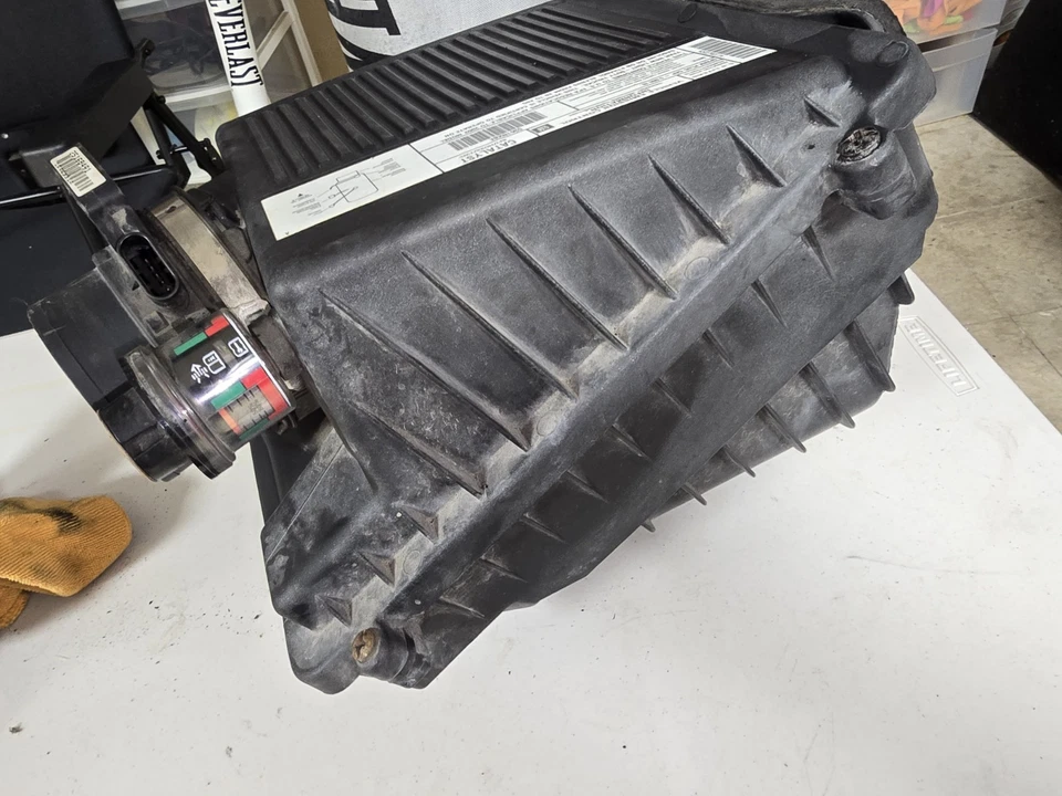 GMC Yukon Escalade Sierra AIR cleaner filter INTAKE box airbox 5.3 6.0 01-06 OEM - Image 3 of 4
