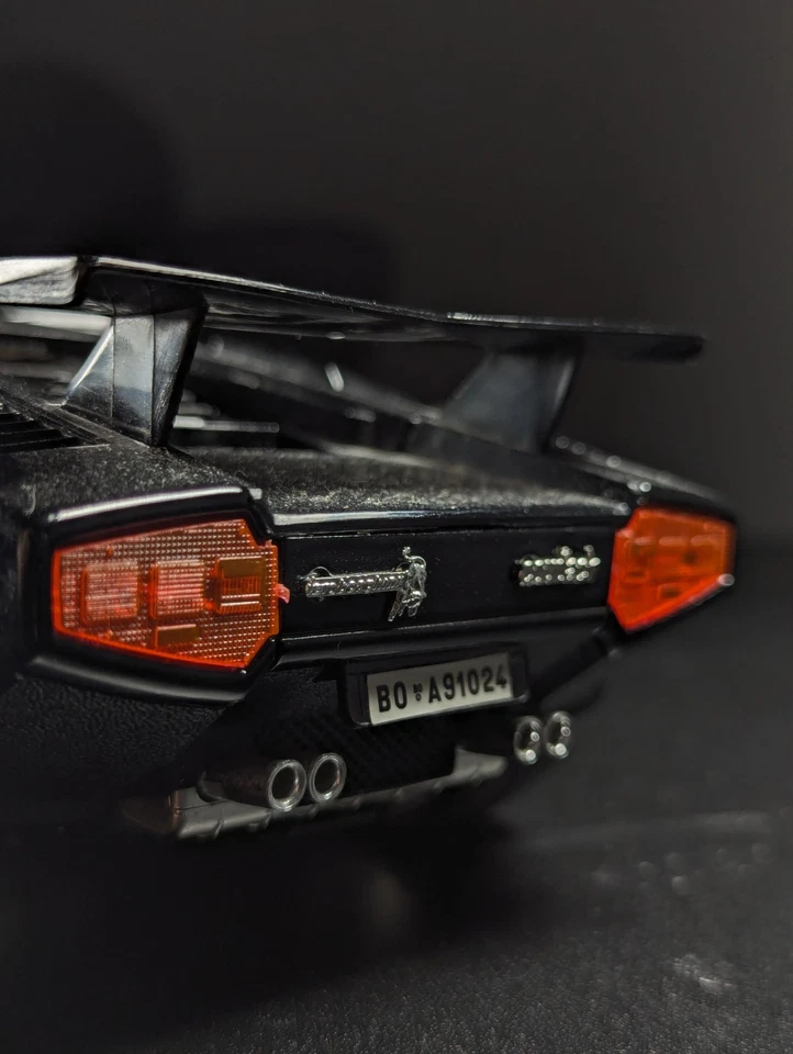 Burago Lamborghini Countach 1:18 Scale Diecast Model Car Black - Image 4 of 4