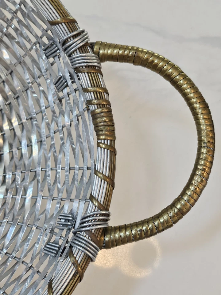 Cesta de frutas decorativa tejida de latón de aluminio hecha a mano de metal de 10"  Foto 3 de 4