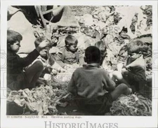 1962 Press Photo Children earn money by sorting filthy rags in Cortile Cascino