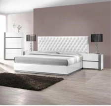 Luxurious White 4PC King Size Bedroom Set, Bed, 2x Nightstand and Chest