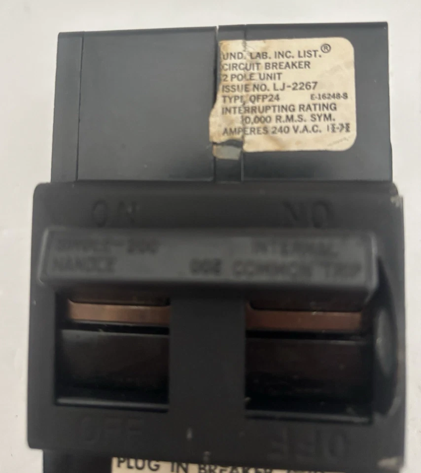 Disyuntor principal GTE Sylvania 2 polos 200 amperios 240v manija única Foto 4 de 4