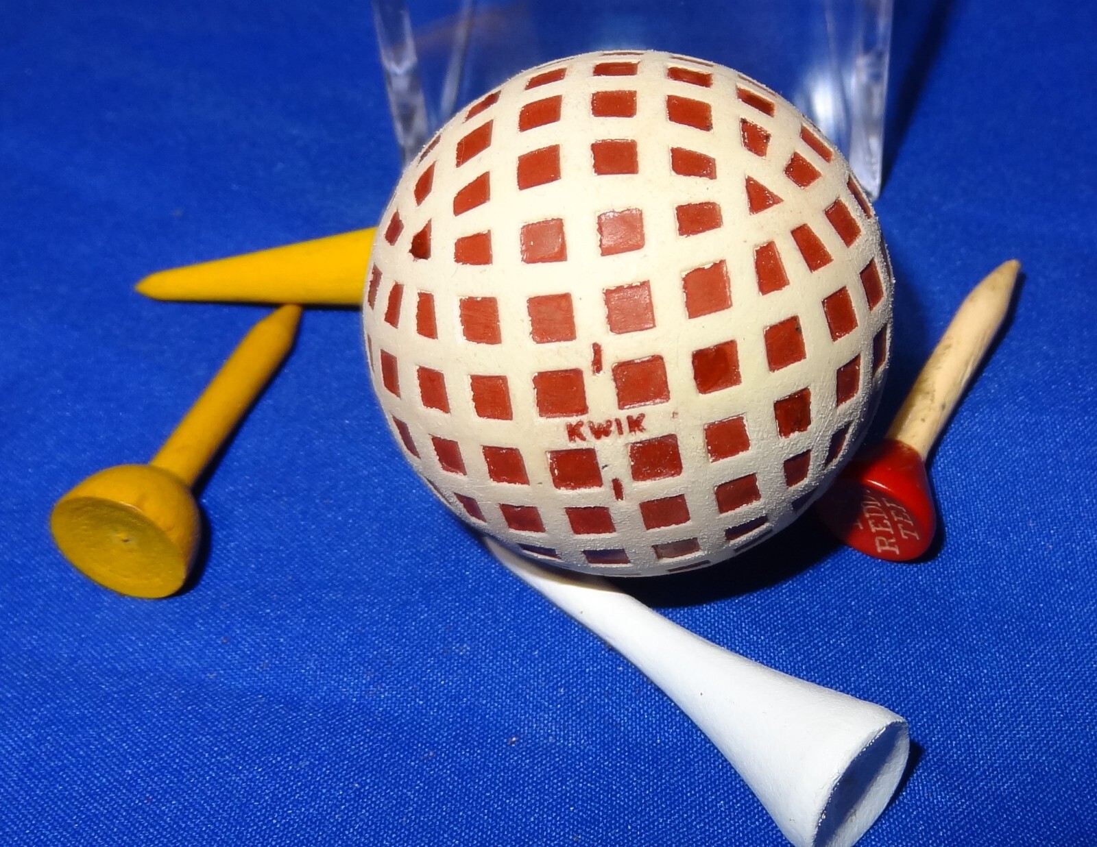 KWIK ENGLAND 1 ANTIQUE VINTAGE GOLF BALL 4 VINTAGE GOLF TEES DISIPLAY