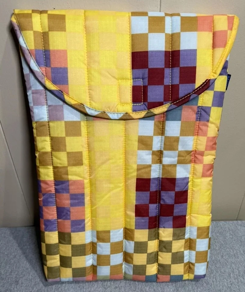 BAGGU UO Exclusivo Grande Multi Check Ripstop Stop Nylon Puffy Laptop Sleeve Novo com etiquetas - Imagem 3 de 4