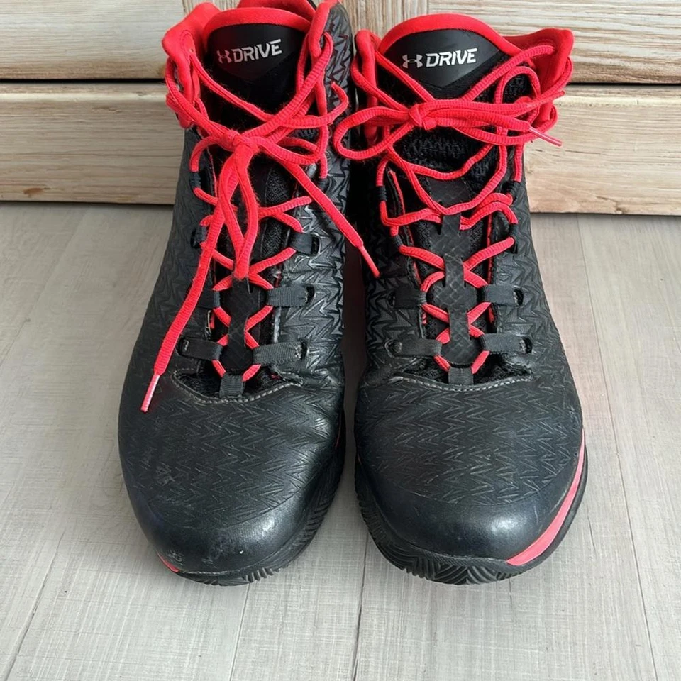 Zapatos de baloncesto Under Armour Drive - negros/rojos Foto 3 de 4