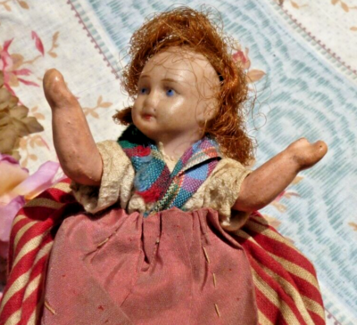 Poupée ancienne mignonnette française vers 1890 bouche fermée avec vieille bonbonnière - France