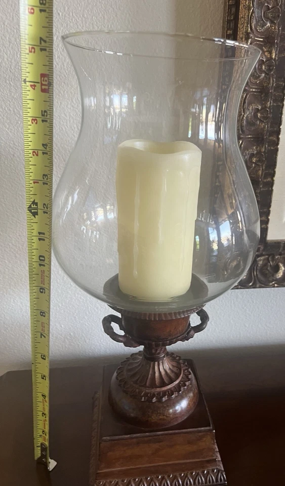 Candelabro Hurricane de bronce y vidrio frotado con aceite de metal con doble mango Foto 2 de 4