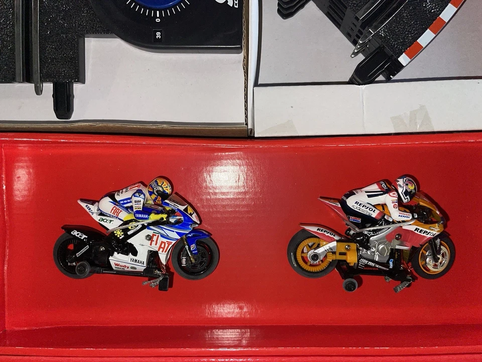 SCX Compact, MotoGP Motorcycle Racing Set, NOS, Valentino Rossi, Vr46, Pedrosa Foto 4 de 4