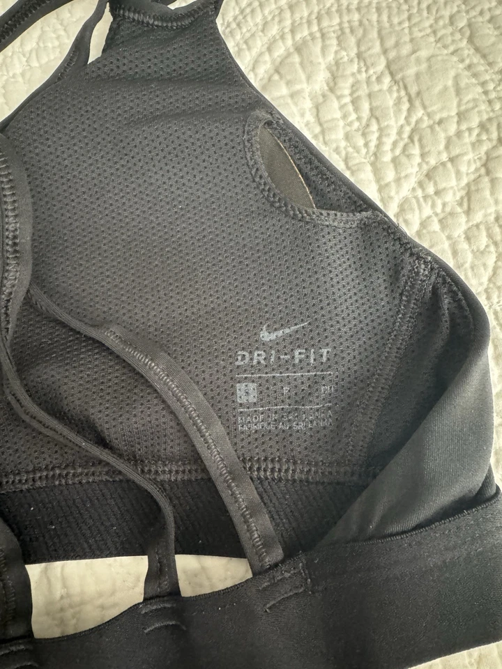 DOS sujetadores deportivos acolchados Nike para mujer Dri-Fit talla pequeña gris y negro Foto 3 de 3