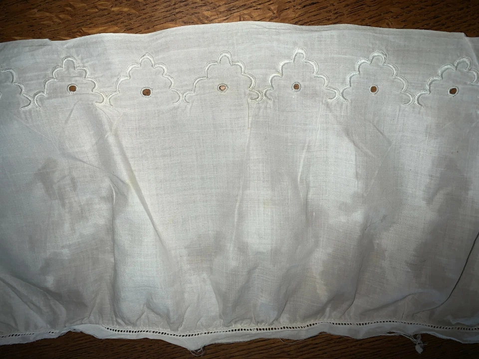 Ancienne bande ou volant en broderie anglaise main, H 14 cm x longueur 77 cm - Photo 4/4