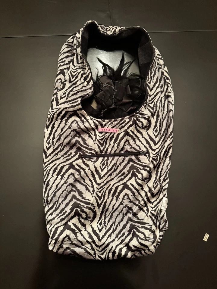 Bolso de hombro tejido hobo negro gris ALICE + OLIVIA by Stacey Bendet plumas sintéticas Foto 2 de 4