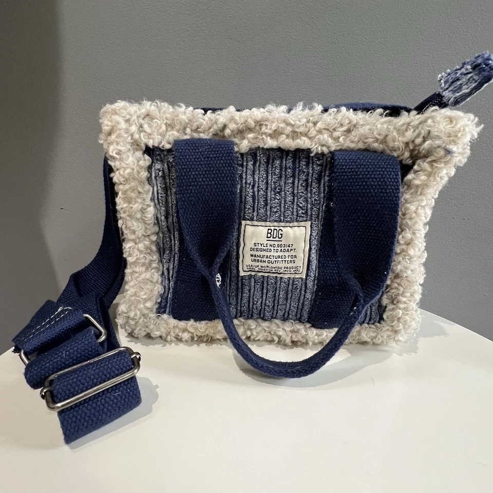 Mini Bolso de Mano BDG Serena Polar en Color Denim Urban Outfitters Exclusivo Foto 4 de 4