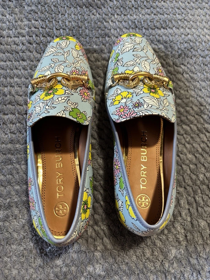 Mocasín Tory Burch Jessa Horse Hardware en papel tapiz azul floral. Talla 7,5 Foto 2 de 4