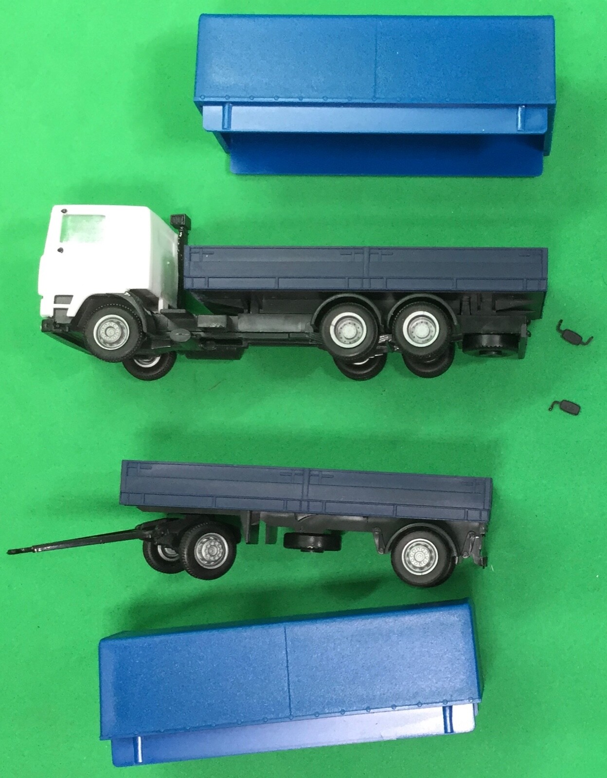 Semi-remorque AWM HO bleu camion de transport routier miniature compatible HERPA boite 71549