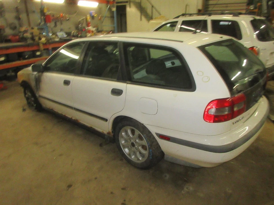 Used Rear Bumper Assembly Rear fits: 2000 Volvo 40 SERIES US market Rear Grade A Foto 2 de 4