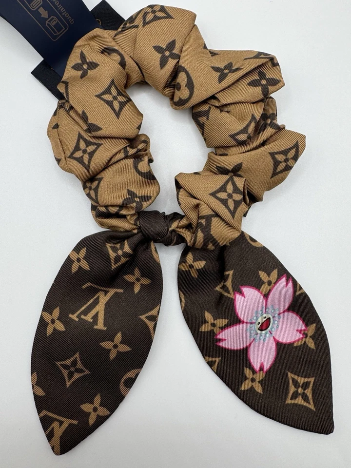 Louis Vuitton x Takashi Murakami Monograma Scrunchie Accesorio para el Cabello Foto 2 de 4