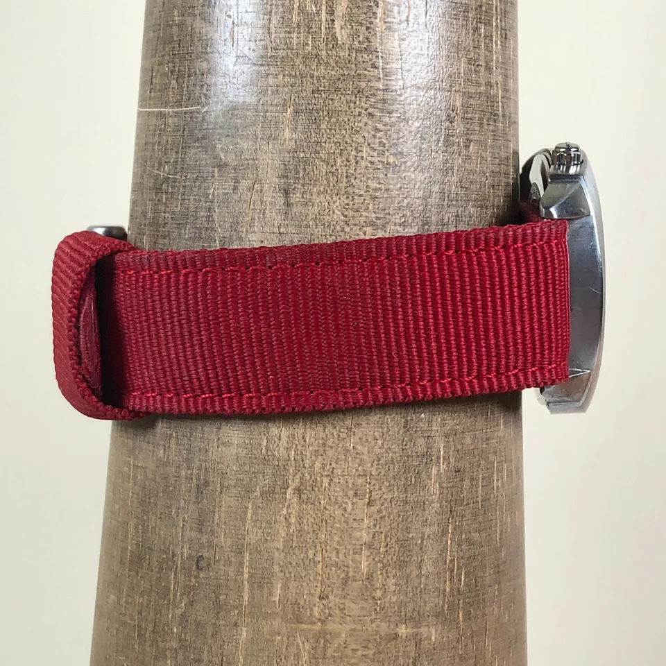 Reloj Puma Hombre PM500 Tono Plata Redondo Rojo Nylon Cuarzo Analógico 37mm 7 1/4" Foto 3 de 4