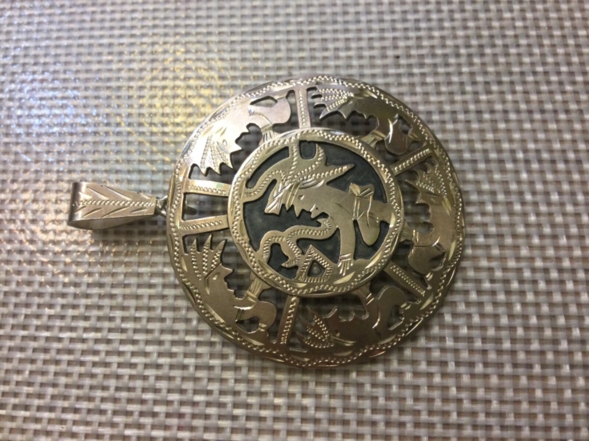 Broche Vintage Argentée Années 70, Style Maya émaillée – Perruche – Émail Avec Quelques Usures