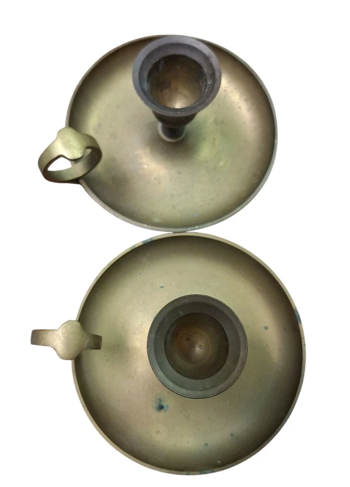 2 suportes de vela vintage latão chamberstick descanso para o polegar furo dedo gotejamento panela pátina - Imagem 2 de 4