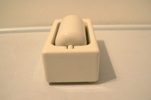 Vintage Wilson Jones No. 06 White Porcelain Stamp & Envelope Moistener - Picture 3 of 9